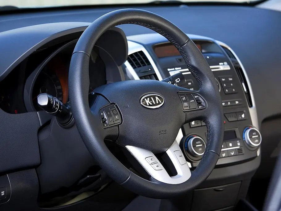 Kia ceed 1.6 CRDi 90 Kia ceed 1.6 CRDi 90: Innenraum, Lenkrad