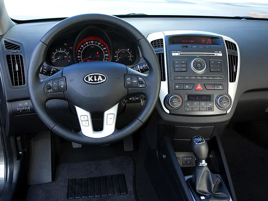 Kia ceed 1.6 CRDi 90 Kia ceed 1.6 CRDi 90: Lenkrad, Mittelkonsole