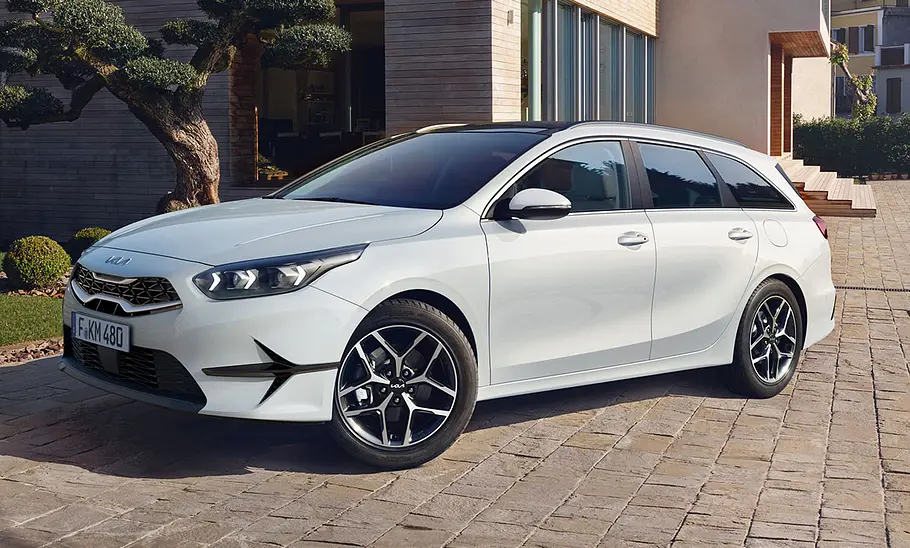 Der Kia Ceed Sportswagon Ultimate Edition statisch von schräg vorne.