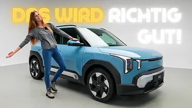 Redakteurin Jil Weber mit blauem Kia EV2 statisch im Fotostudio. - Foto: AUTO ZEITUNG