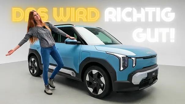 Redakteurin Jil Weber mit blauem Kia EV2 statisch im Fotostudio. - Foto: AUTO ZEITUNG
