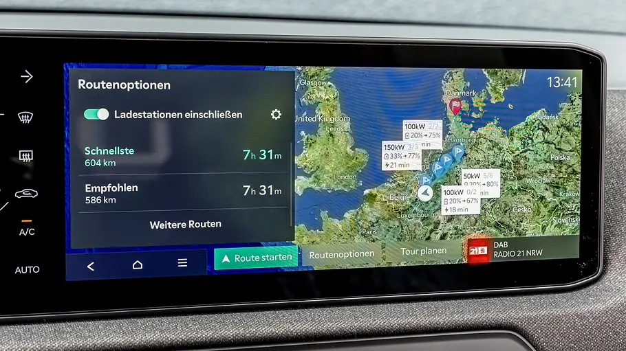 Kia EV2 Einzeltest Das Zentraldisplay des Kia EV2 mit einer berechneten Route im Navi.