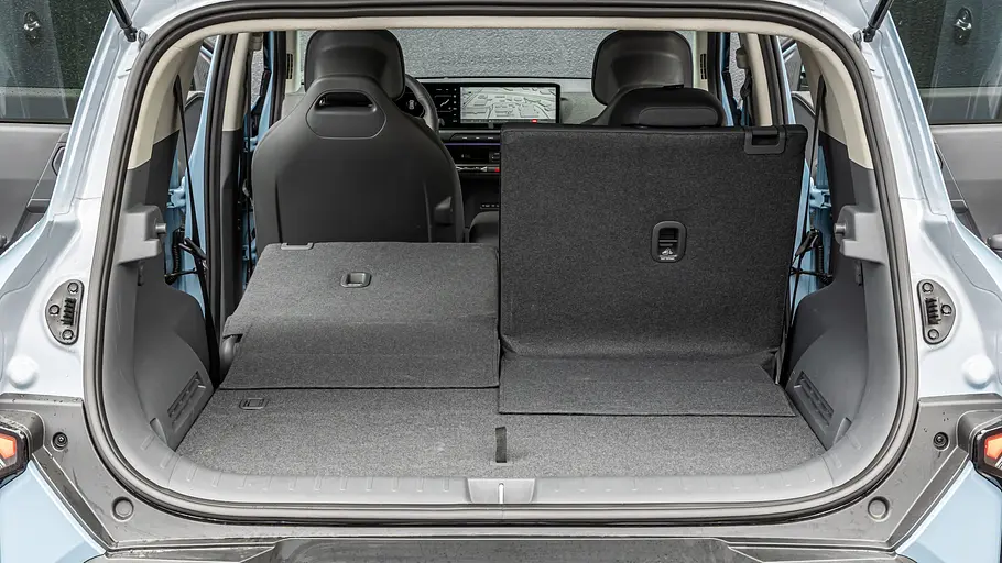 Kia EV2 Einzeltest Blick in den geöffneten Kofferraum des Kia EV2 mit einem umgeklappten Rücksitz.