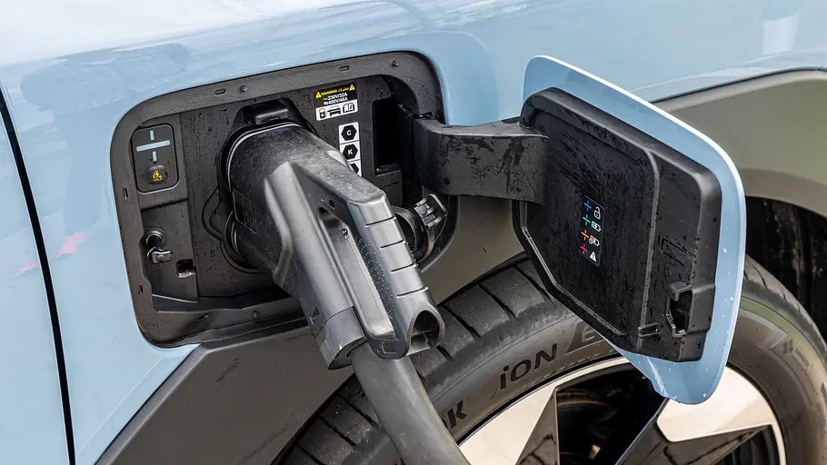 Kia EV2 Einzeltest Ein Ladekabel steckt im Stromanschluss des Kia EV2.