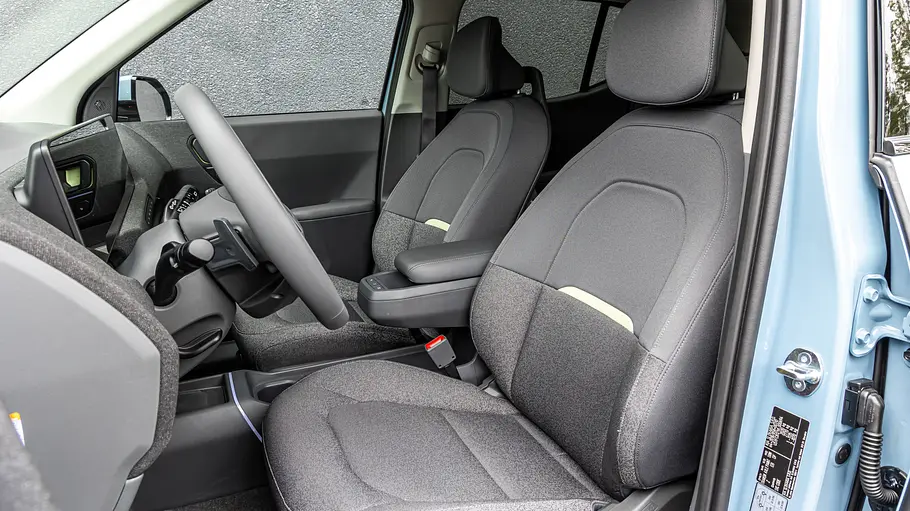 Kia EV2 Einzeltest Blick durch die geöffnete Fahrertüre auf die Vordersitze des Kia EV2.