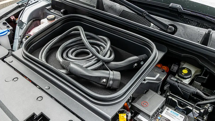 Kia EV2 Einzeltest Blick auf den Frunk unter der geöffneten Fronthaube des Kia EV2.
