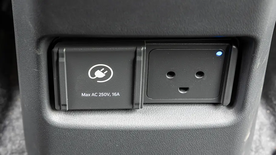Kia EV2 Einzeltest Die Steckdosen an der Mittelkonsole im Innenraum des Kia EV2.