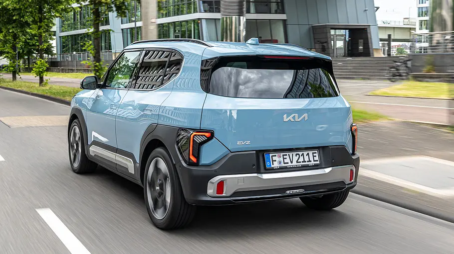 Kia EV2 Einzeltest Der Kia EV2 fahrend von schräg hinten links am Rheinauhafen in Köln.