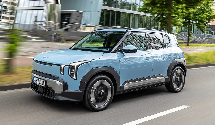Kia EV2 Einzeltest Der Kia EV2 fahrend von schräg vorne links am Rheinauhafen in Köln.