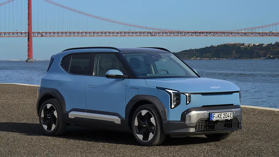 Der Kia EV2 stehend auf einer Straße in der Seitenansicht.
