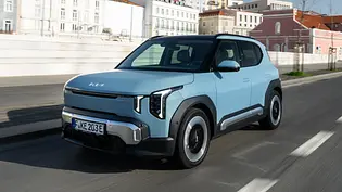 Der Kia EV2 fahrend auf einer Straße. - Foto: Kia Der Kia EV2 fahrend auf einer Straße. - Foto: Kia
