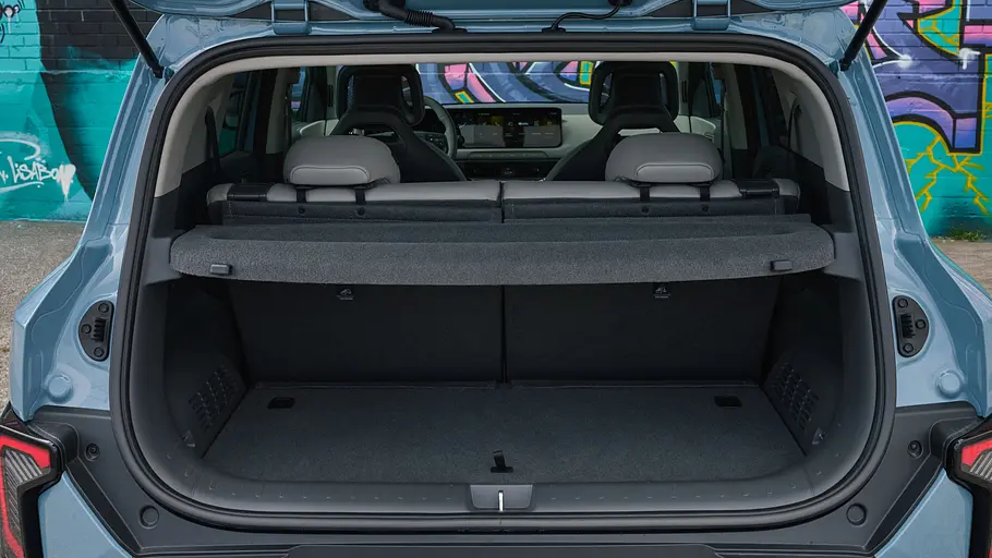 Der Kofferraum des Kia EV2 mit geöffneter Klappe.