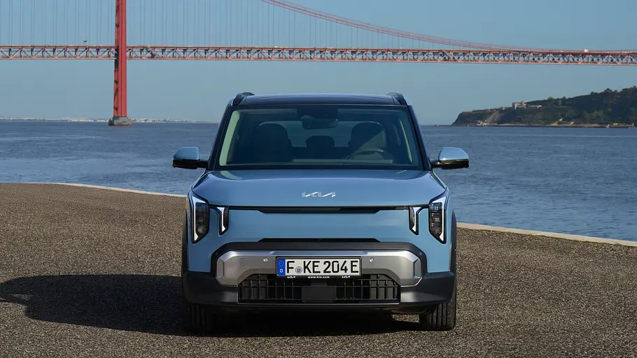 Der Kia EV2 stehend auf einer Straße in der Frontalansicht.
