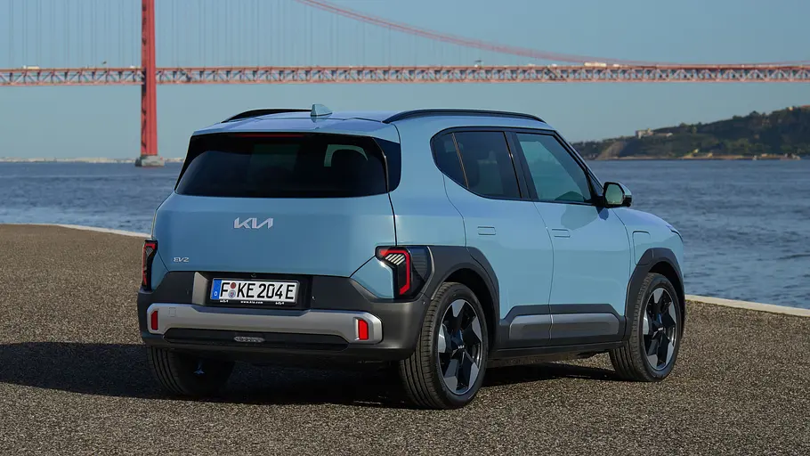 Der Kia EV2 stehend auf einer Straße in der Rückansicht.