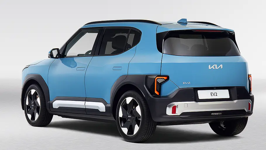 Kia EV2 Der Kia EV2 steht in Studioumgebung, von hinten links fotografiert.