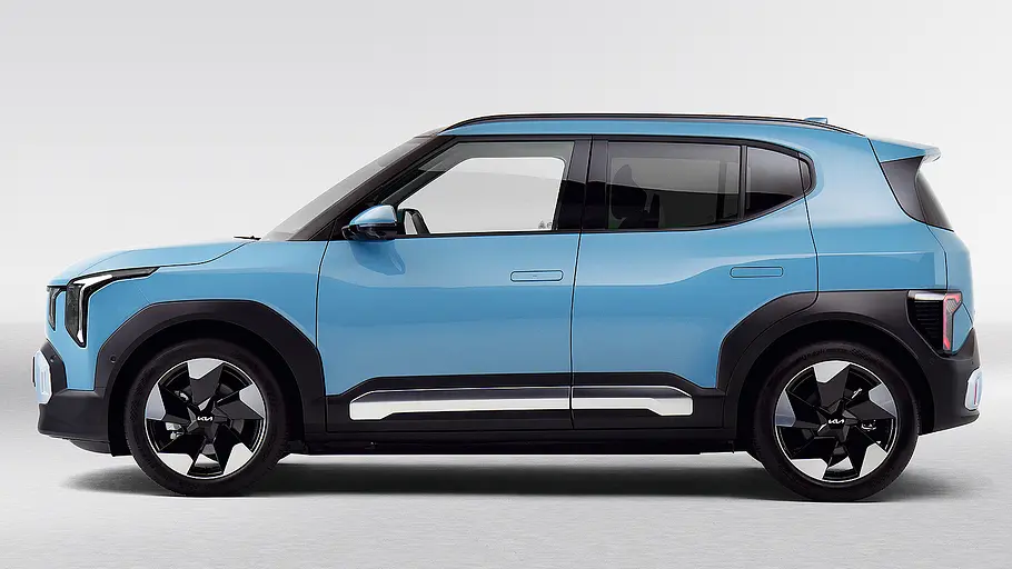 Kia EV2 Der Kia EV2 steht in Studioumgebung, von links fotografiert.