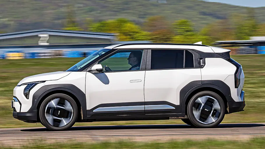 Kia EV3 Blick von der Seite auf den fahrenden Kia EV3.