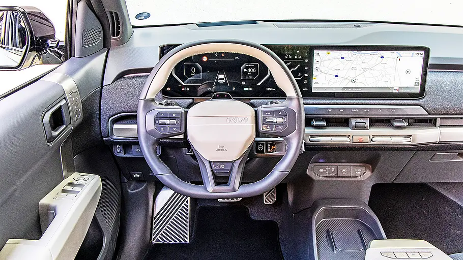 Blick auf die Armaturen im Innenraum des Kia EV3.