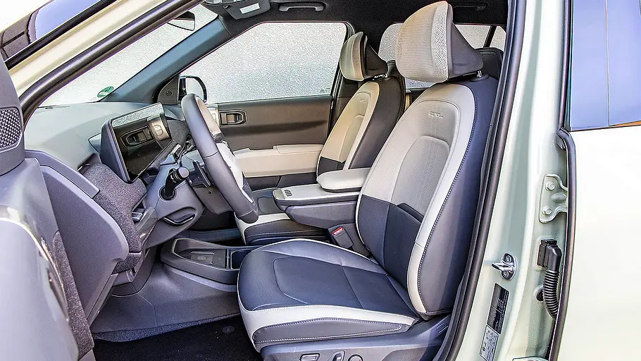 Blick auf die Vordersitze im Innenraum des Kia EV3.