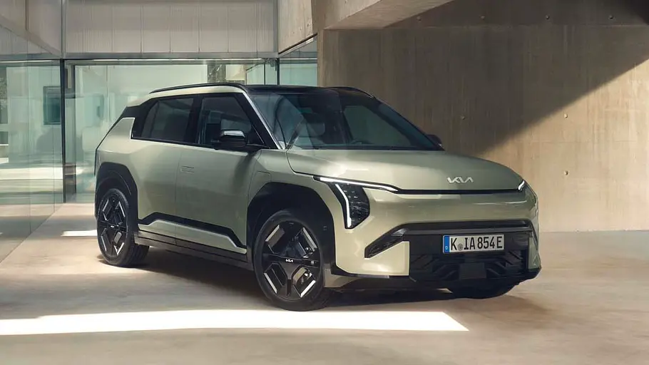 Kia EV3 Allrad News Der Kia EV3 mit Allradantrieb statisch von schräg vorne rechts unter einer Bedachtung eines Gebäudes geparkt.