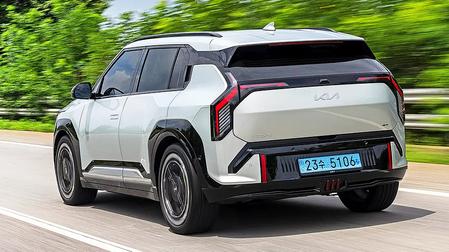 Blick von schräg hinten auf den fahrenden Kia EV3 GT (2026).