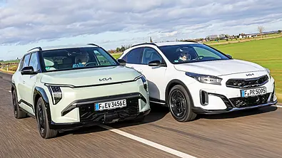 Blick von schräg vorne auf die beiden fahrenden Kompaktwagen Kia EV3 und Kia XCeed. - Foto: Daniela Loof