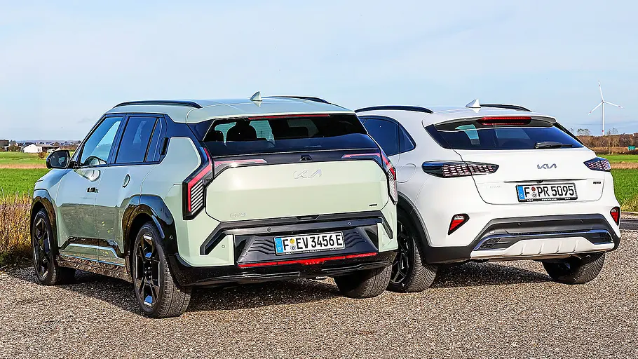 Blick von schräg hinten auf die fahrenden Kompaktwagen Kia EV3 und Kia XCeed.