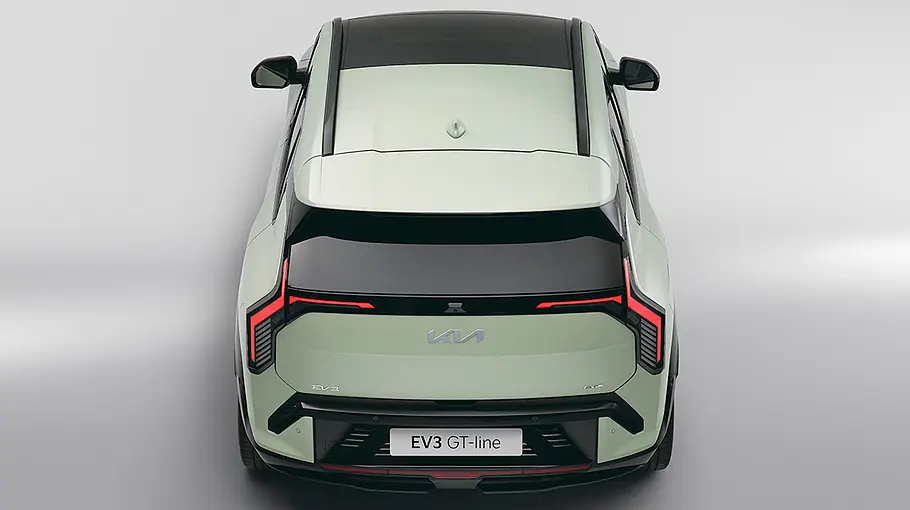 Kia EV3 Der Kia EV3 steht in Studioumgebung, von hinten fotografiert.