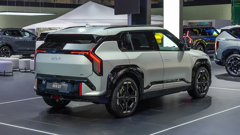 Kia EV3 GT Der Kia EV3 GT steht in Messeumgebung, von hinten rechts fotografiert.