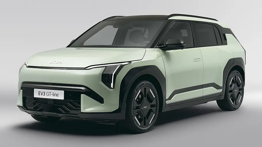 Kia EV3 Der Kia EV3 steht in Studioumgebung, von vorne links fotografiert.