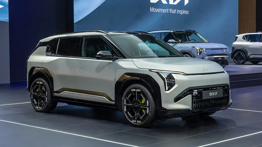Kia EV3 GT Der Kia EV3 GT steht in Messeumgebung, von vorne links fotografiert.