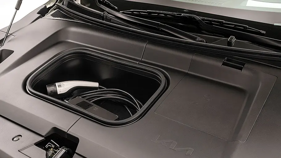 Kia EV3 Im Frunk des Kia EV3 liegt ein Ladekabel.