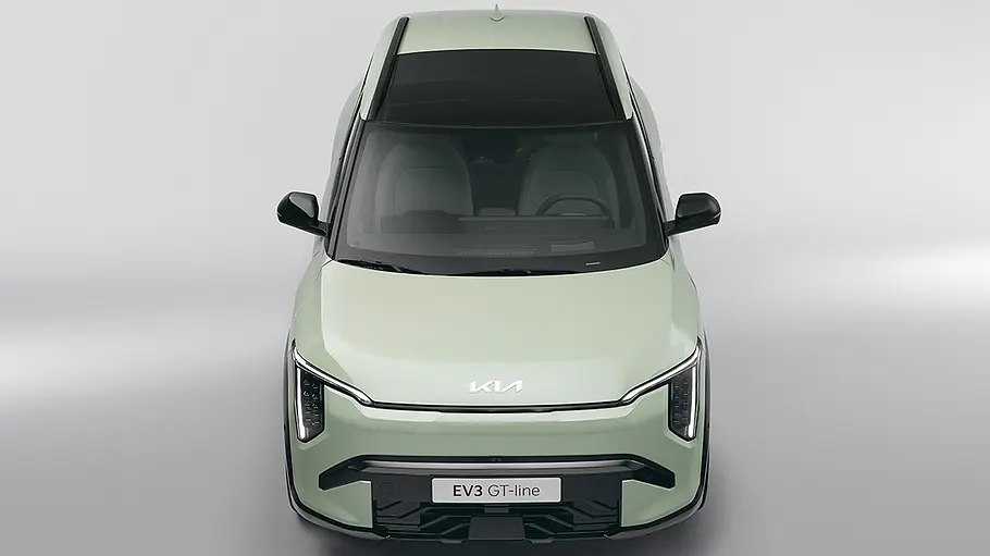 Kia EV3 Der Kia EV3 steht in Studioumgebung, von vorne fotografiert.