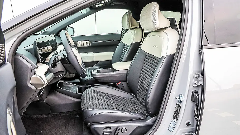 Blick auf die Vordersitze im Innenraum des Kia EV4.