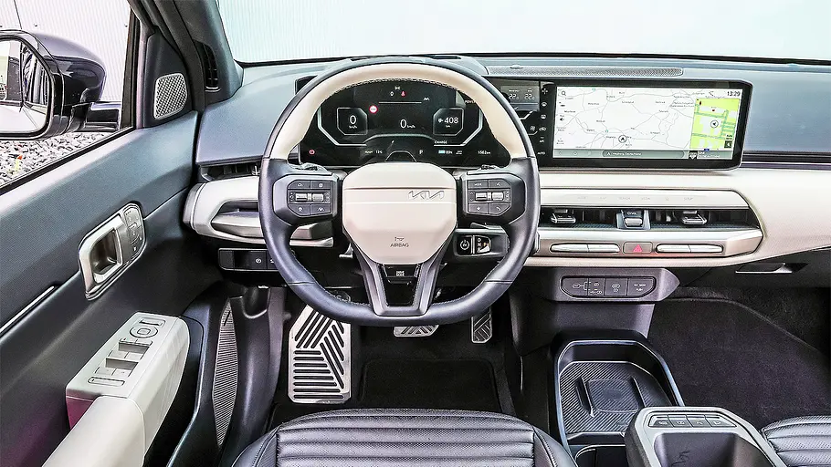 Blick auf die Armaturen im Innenraum des Kia EV4.