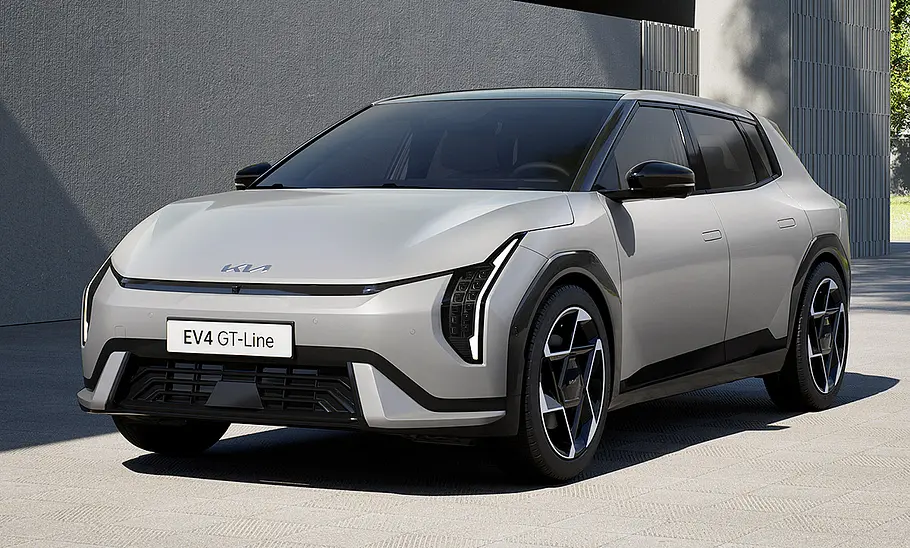 Blick von schräg vorne auf die Kia EV4 GT-Line (2025).