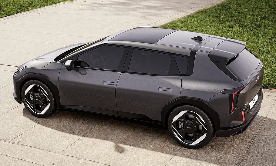 Blick von der Seite auf den Kia EV4 (2025).