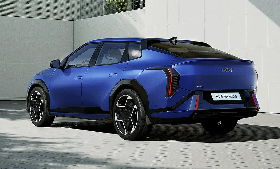 Blick von schräg hinten auf die Kia EV4 GT-Line (2025).