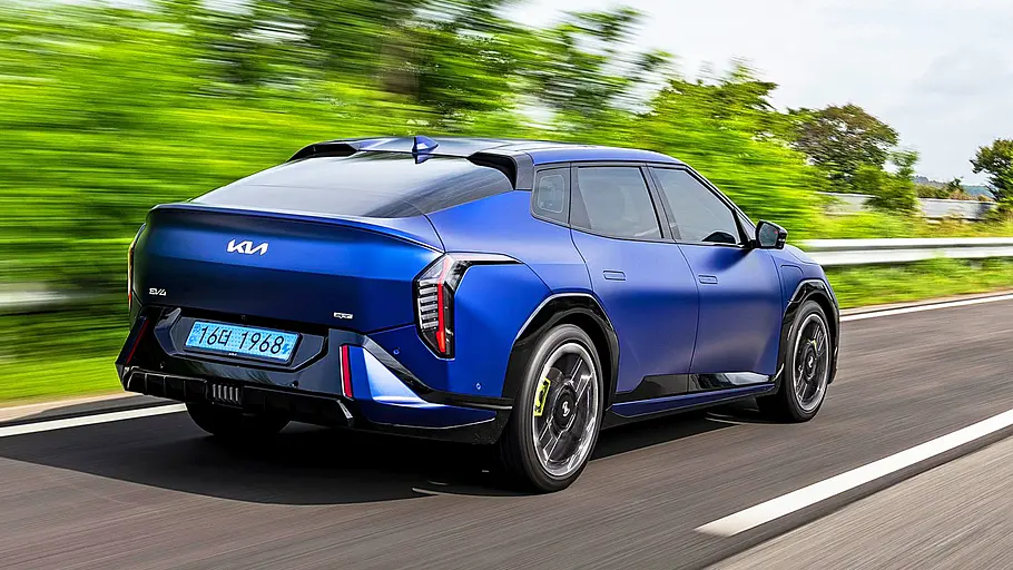 Kia EV4 GT Fastback (2026) Blick von schräg hinten auf den fahrenden Kia EV4 GT Fastback (2026).
