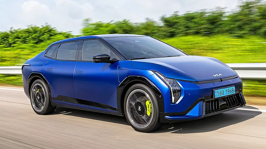 Kia EV4 GT Fastback (2026) Blick von schräg vorne auf den fahrenden Kia EV4 GT Fastback (2026).
