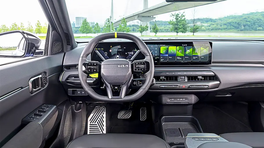 Kia EV4 GT Fastback (2026) Blick auf die Armaturen im Innenraum des Kia EV4 GT Fastback (2026).