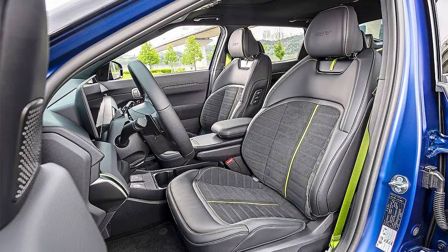 Kia EV4 GT Fastback (2026) Blick auf die Vordersitze im Innenraum des Kia EV4 GT Fastback (2026).