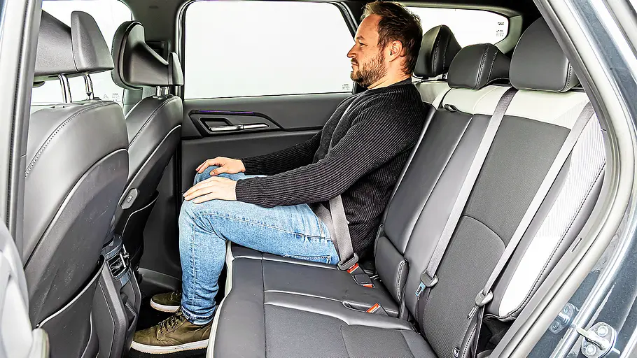 Blick auf die Fondsitze im Innenraum des Kia EV5.