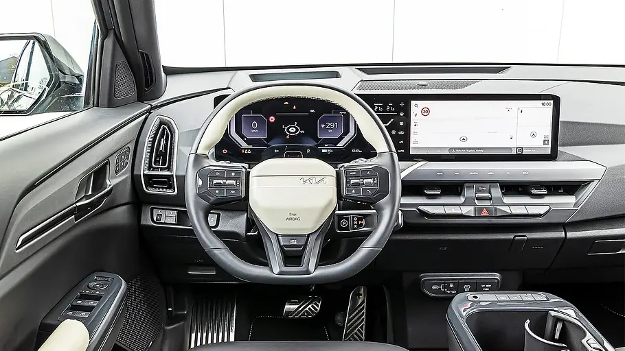 Blick auf die Armaturen im Innenraum des Kia EV5.