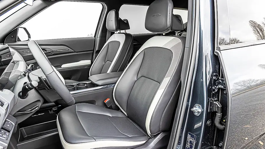 Blick auf die Vordersitze im Innenraum des Kia EV5.