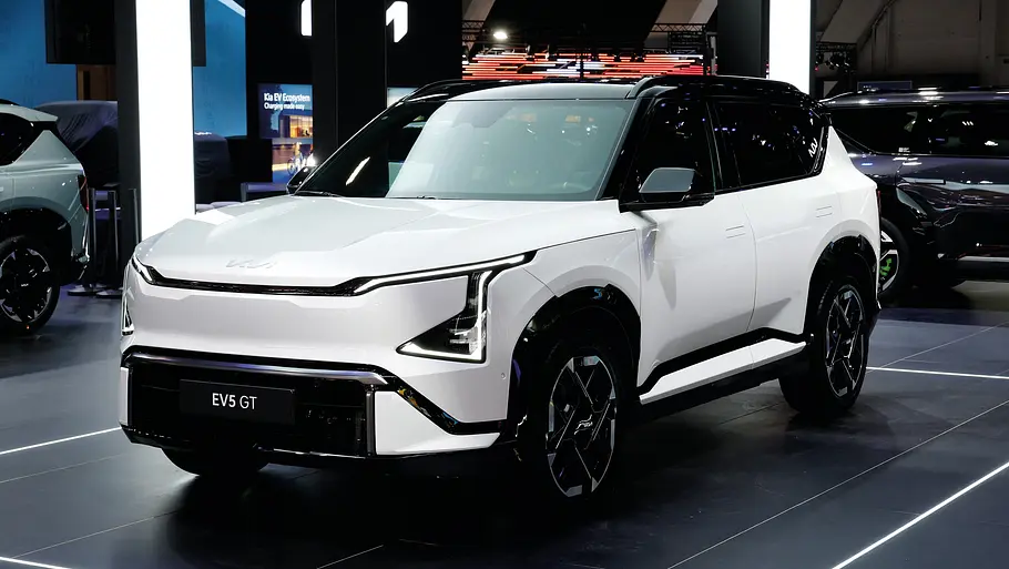 Kia EV5 GT Kia EV5 GT auf einer Messe. Ansicht des Fahrzeugs von vorne links.