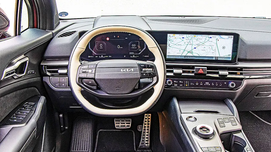 Blick auf die Armaturen im Innenraum des Kia Sportage.