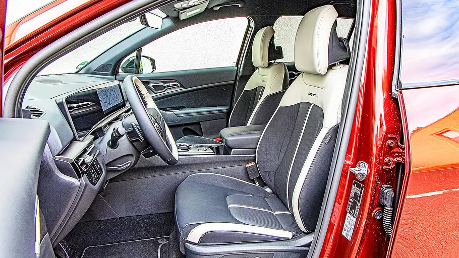 Blick auf die Vordersitze im Innenraum des Kia Sportage.