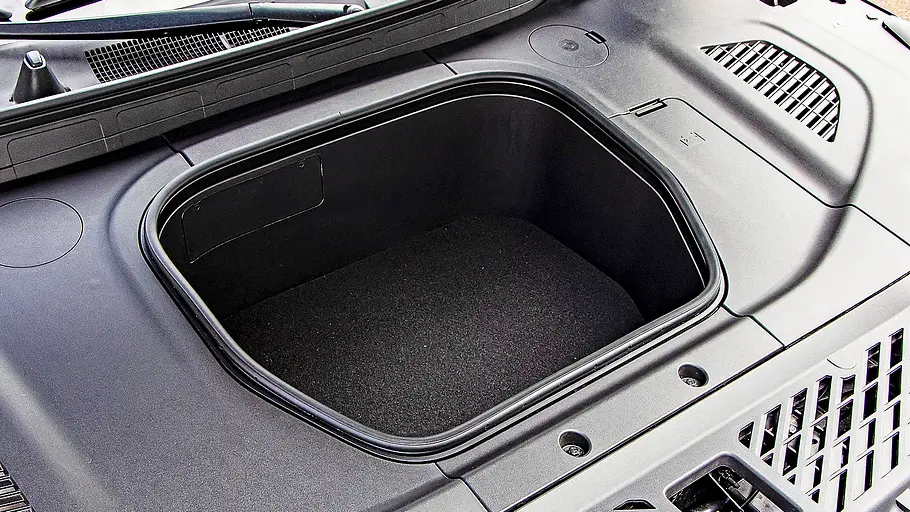 Blick in den Frunk des Kia EV5.