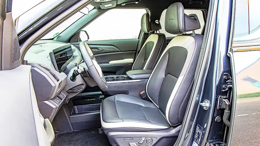 Blick auf die Vordersitze im Innenraum des Kia EV5.